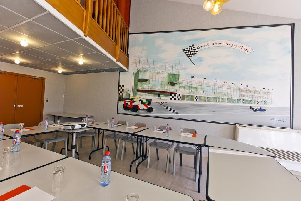 Cit'Hotel Du Circuit Magny-Cours Exteriör bild