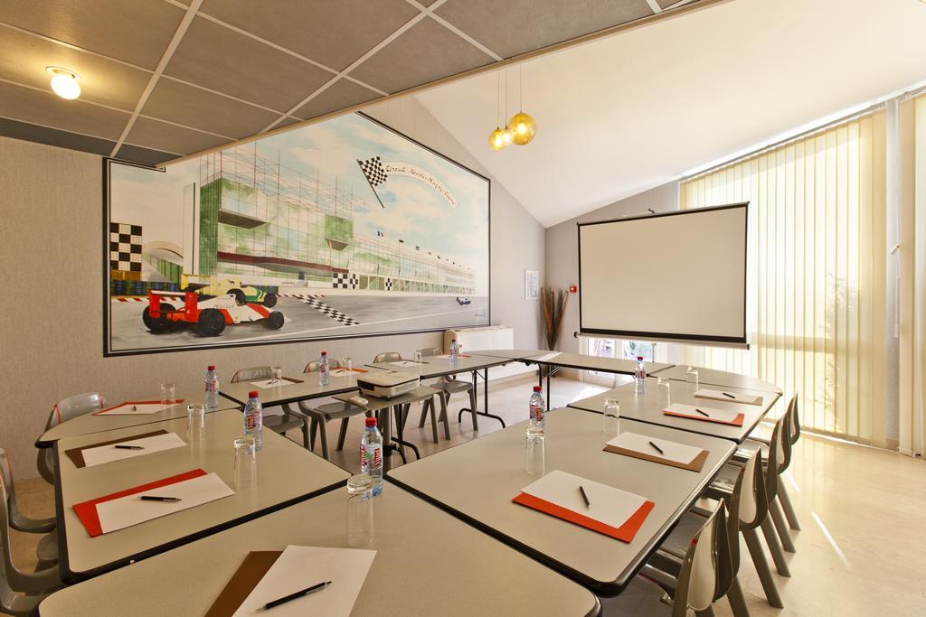 Cit'Hotel Du Circuit Magny-Cours Exteriör bild