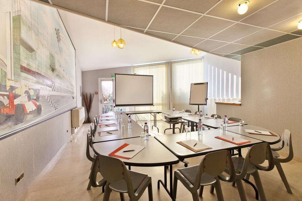 Cit'Hotel Du Circuit Magny-Cours Exteriör bild