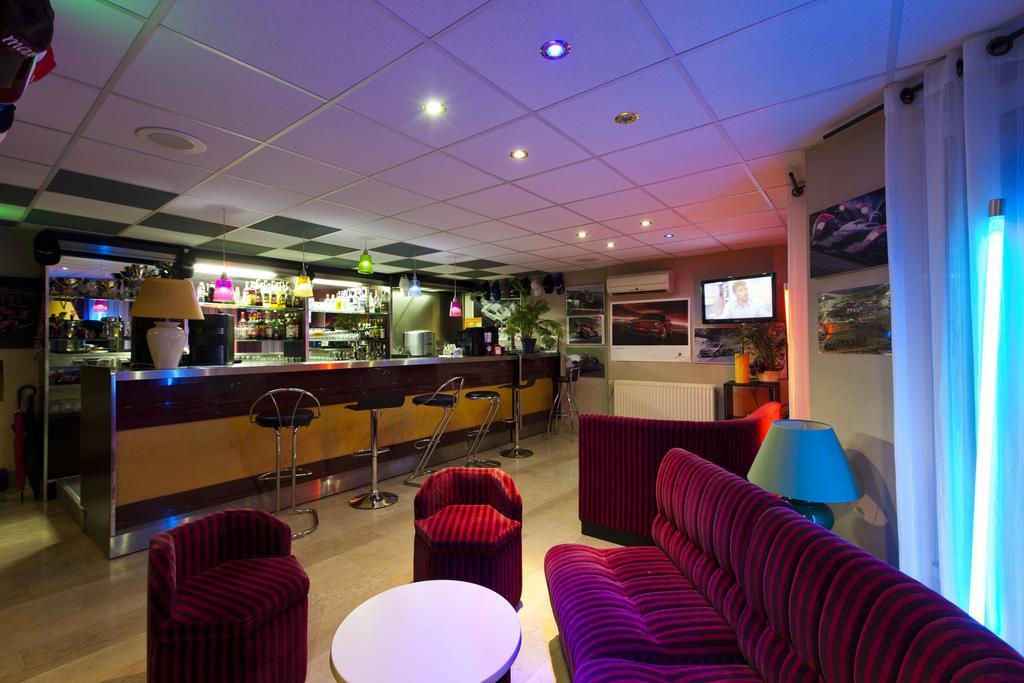 Cit'Hotel Du Circuit Magny-Cours Exteriör bild