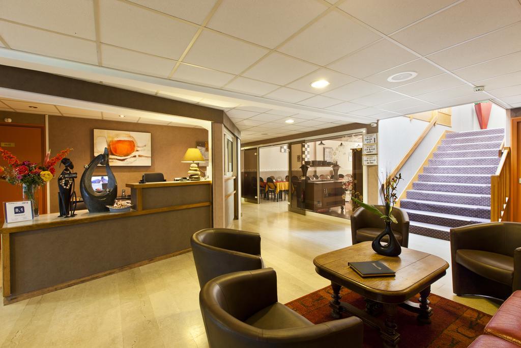 Cit'Hotel Du Circuit Magny-Cours Exteriör bild
