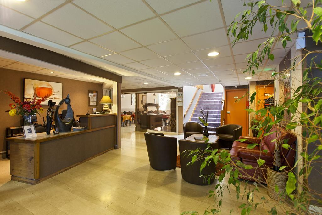 Cit'Hotel Du Circuit Magny-Cours Exteriör bild
