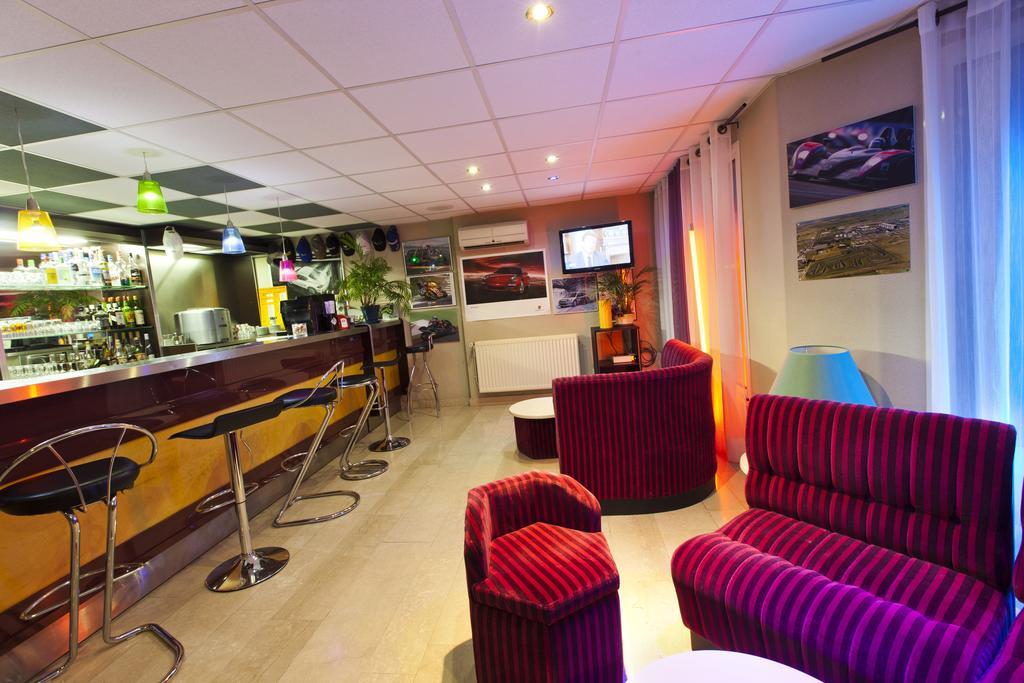 Cit'Hotel Du Circuit Magny-Cours Exteriör bild