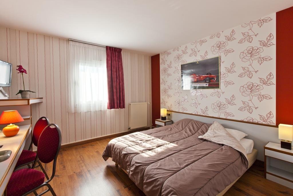Cit'Hotel Du Circuit Magny-Cours Exteriör bild