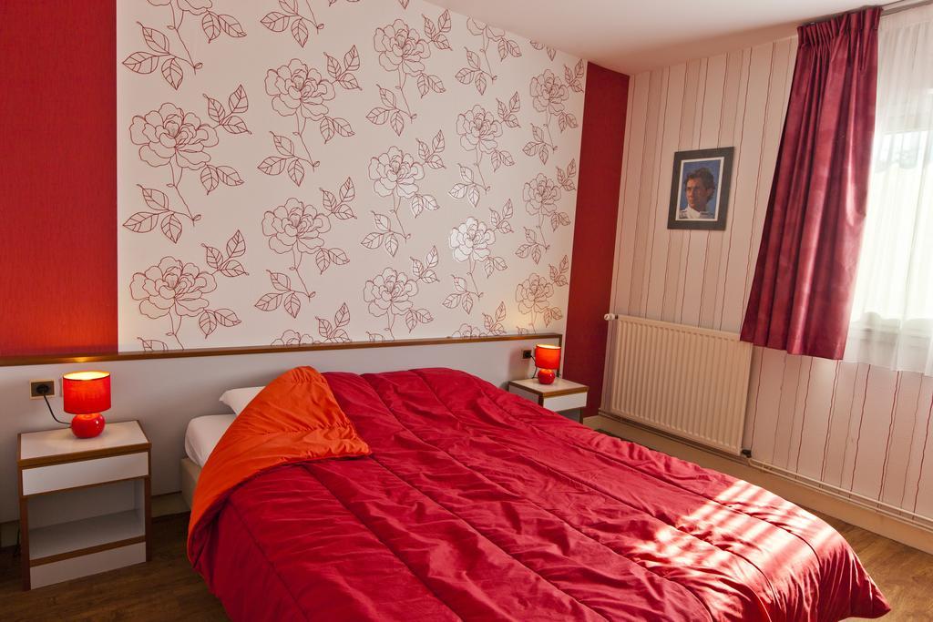 Cit'Hotel Du Circuit Magny-Cours Exteriör bild