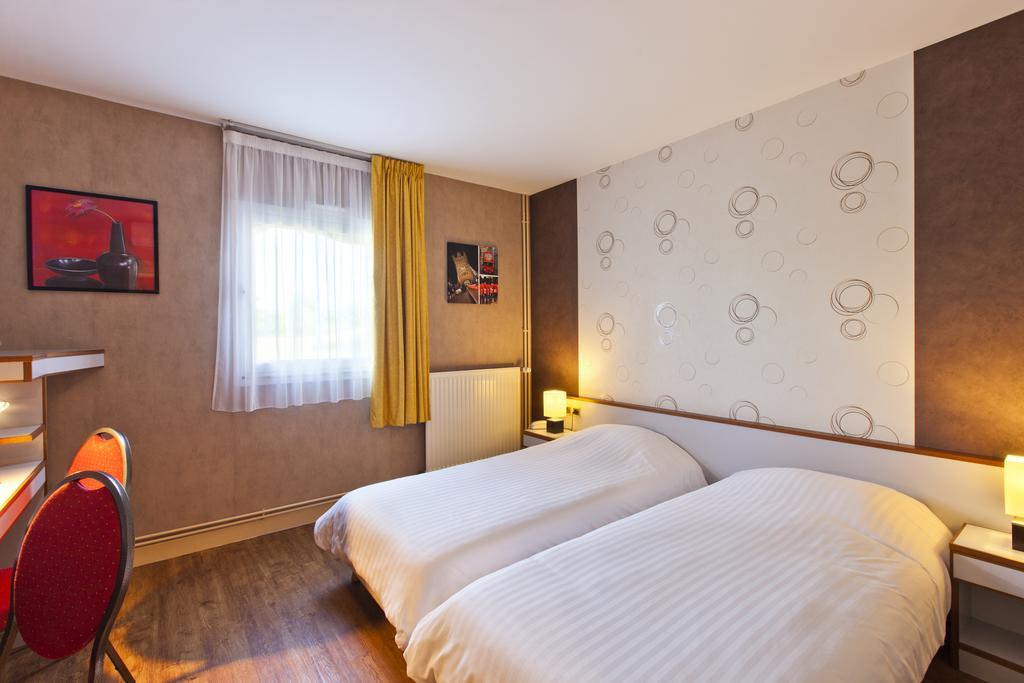 Cit'Hotel Du Circuit Magny-Cours Exteriör bild