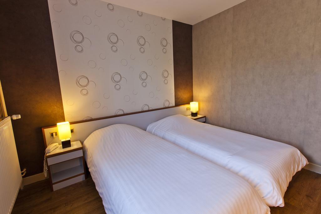 Cit'Hotel Du Circuit Magny-Cours Exteriör bild