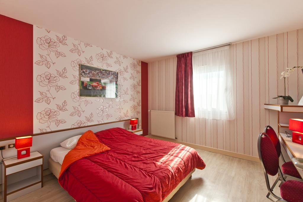 Cit'Hotel Du Circuit Magny-Cours Exteriör bild